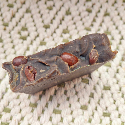 BIO Gärtner Seife von Waldherr Kosmetik, handgemacht für saubere und erfrischte Hände nach der Gartenarbeit, mit biologischen Inhaltsstoffen und sanften Kaffeepartikeln für einen natürlichen Peeling-Effekt.