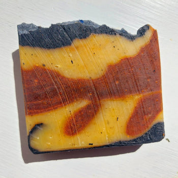 Handgemachte BIO Kurkuma & Teebaum Seife von Waldherr Kosmetik, antioxidative und desinfizierende Pflege für empfindliche Haut, mit biologischen Inhaltsstoffen und ätherischem Teebaumöl zur natürlichen Hautreinigung und Zellschutz.