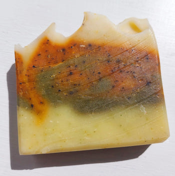 Handgemachte BIO Teebaum Seife von Waldherr Kosmetik, ideal für unreine Haut, mit ätherischem Teebaumöl zur Reinigung und Bekämpfung von Pickeln und Mitessern, biologisch zertifiziert und in Österreich handgefertigt.