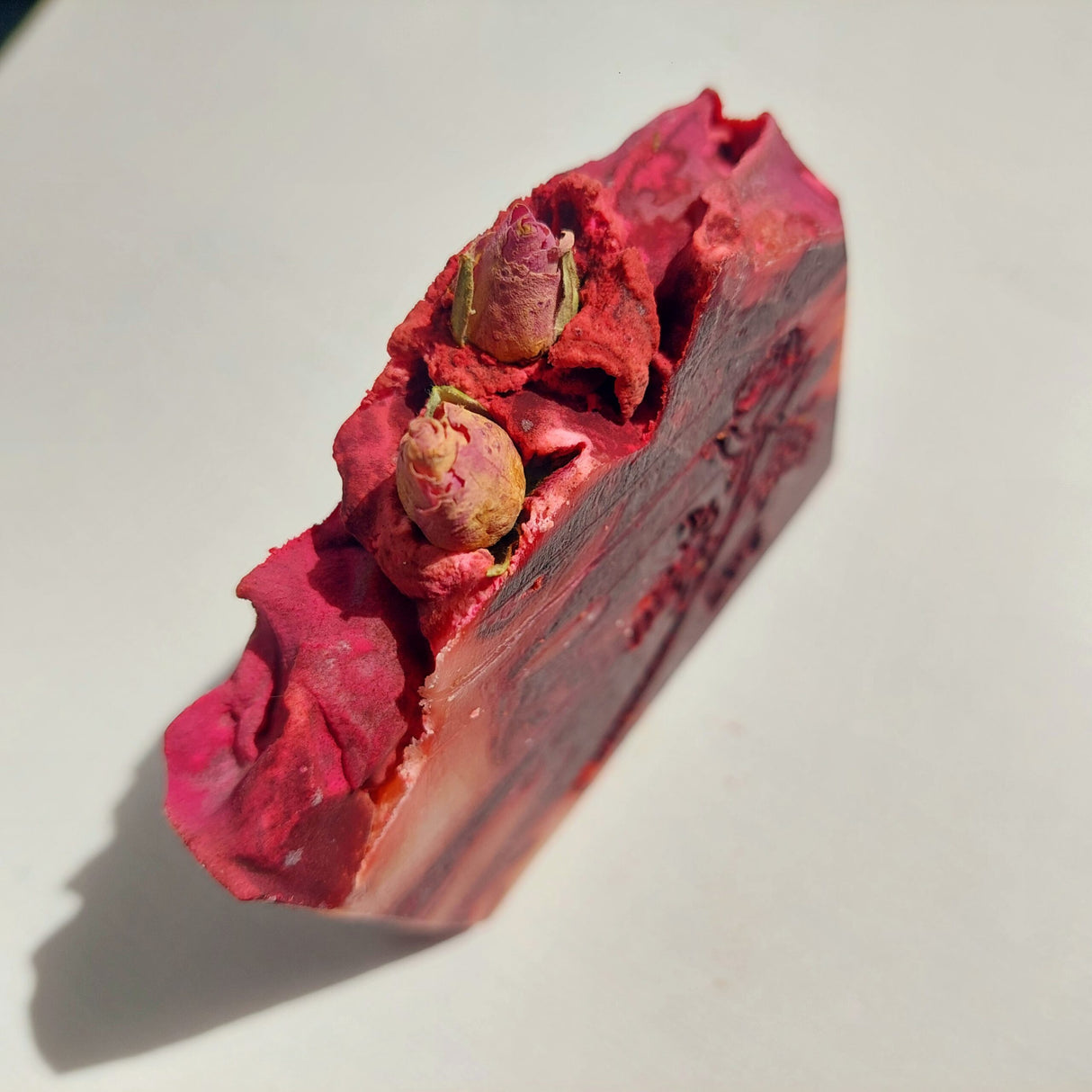 BIO Rose Seife von Waldherr Kosmetik, handgemacht mit biologischen Inhaltsstoffen und intensivem Rosenduft für ein luxuriöses Hautgefühl bei der täglichen Pflege.