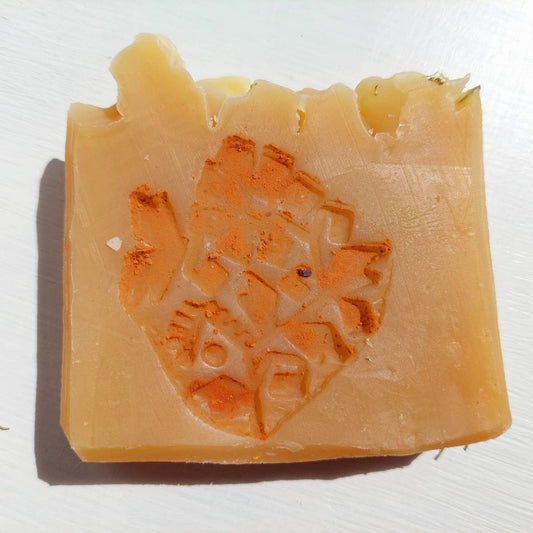 Handgemachte BIO Kräuter Seife von Waldherr Kosmetik, stärkende Pflege für Haar und Kopfhaut, mit biologischen Kräuterextrakten aus Rosmarin, Salbei und Kamille für eine sanfte Reinigung und Anti-Schuppen-Wirkung.