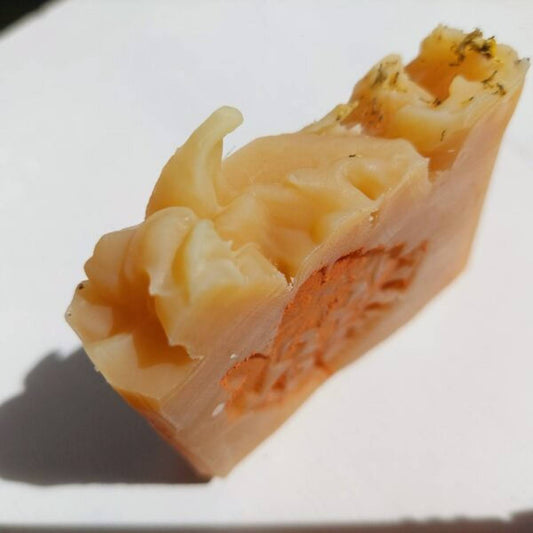 Handgemachte BIO Kräuter Seife von Waldherr Kosmetik, stärkende Pflege für Haar und Kopfhaut, mit biologischen Kräuterextrakten aus Rosmarin, Salbei und Kamille für eine sanfte Reinigung und Anti-Schuppen-Wirkung.