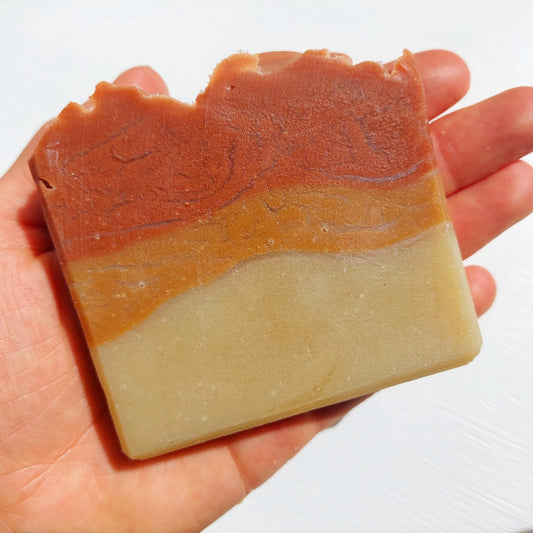 Handgemachte BIO Aloe Vera Seife von Waldherr Kosmetik, mit 15% Überfettung für empfindliche Haut, reich an biologischen Inhaltsstoffen und natürlichen Tonerden, handgefertigt und bio-zertifiziert in Österreich.
