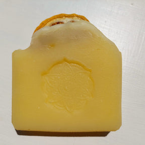 BIO Zitrone Seife von Waldherr Kosmetik, handgemacht mit biologischen Inhaltsstoffen, mediterraner Zitronenduft für eine erfrischende und belebende Reinigung.