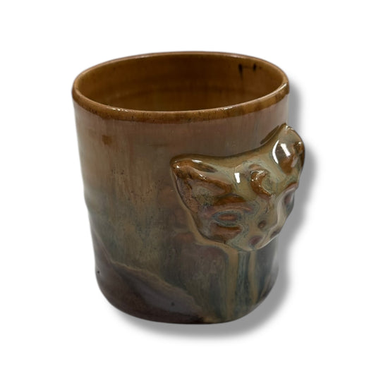 Handgefertigter Espresso Becher 'Sphinxkatze' von Geza Baranyai. Raue, archaische Keramikkunst mit einem Fassungsvermögen von 50 ml, Höhe ca. 5 cm, Durchmesser ca. 6 cm bei Dreizack Wien.