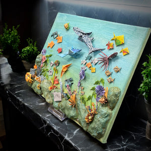 Individuelle Origami-Miniaturwelt von Künstlerhände – Handgefertigte, frei platzierbare Origami-Elemente auf Leinwand oder in einer Holzbox. Einzigartige, personalisierte Kunstwerke für Zuhause oder als Geschenk.