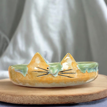 Handgemachter Katzennapf mit Katzenohren und Gesicht von ArtStudioIzzi, ca. 15 cm Durchmesser, 4 cm Höhe, aus Steinzeugkeramik, spülmaschinenfest & lebensmittelecht, stilvoller Napf für Futter oder Wasser.