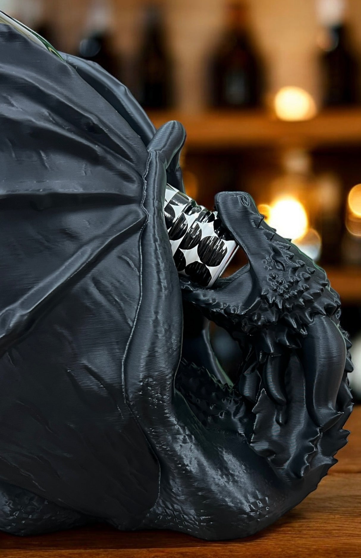 Flaschenhalter in Drachenform | Majestätischer Beschützer in deiner Lieblingsfarbe