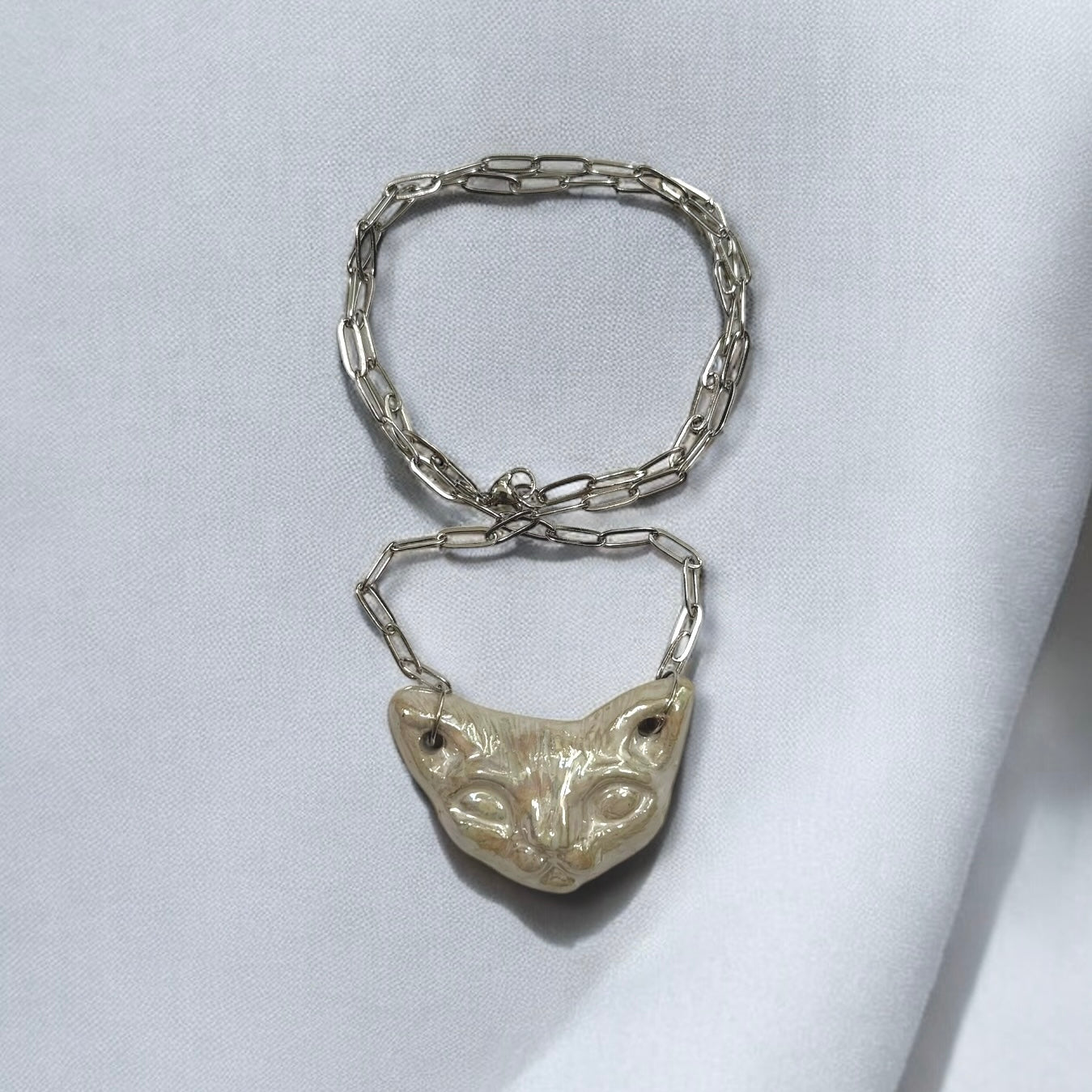 Handgeformte Keramikkette mit Sphinxkatzen-Anhänger von GMCB, 3-fach gebrannt, erhältlich mit Perlmutt-Effekt oder 18k Titanglasur, Unikatschmuck mit ca. 50 cm Kettenlänge.
