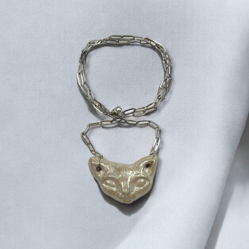 Handgeformte Keramikkette mit Sphinxkatzen-Anhänger von GMCB, 3-fach gebrannt, erhältlich mit Perlmutt-Effekt oder 18k Titanglasur, Unikatschmuck mit ca. 50 cm Kettenlänge.