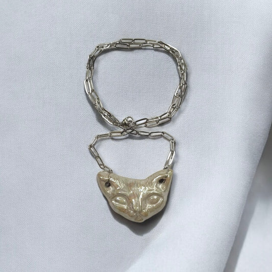Handgeformte Keramikkette mit Sphinxkatzen-Anhänger von GMCB, 3-fach gebrannt, erhältlich mit Perlmutt-Effekt oder 18k Titanglasur, Unikatschmuck mit ca. 50 cm Kettenlänge.