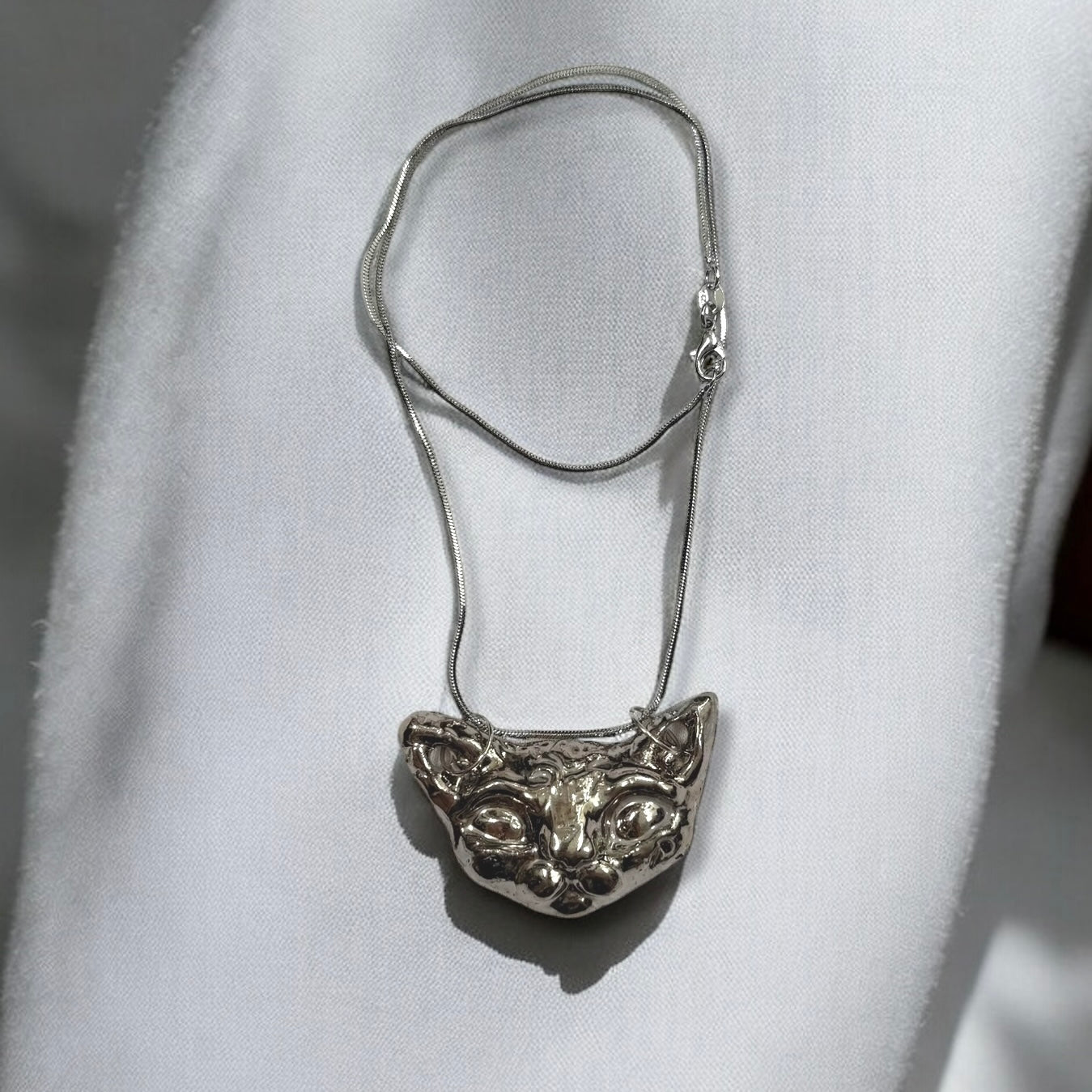 Handgeformte Keramikkette mit Sphinxkatzen-Anhänger von GMCB, 3-fach gebrannt, erhältlich mit Perlmutt-Effekt oder 18k Titanglasur, Unikatschmuck mit ca. 50 cm Kettenlänge.