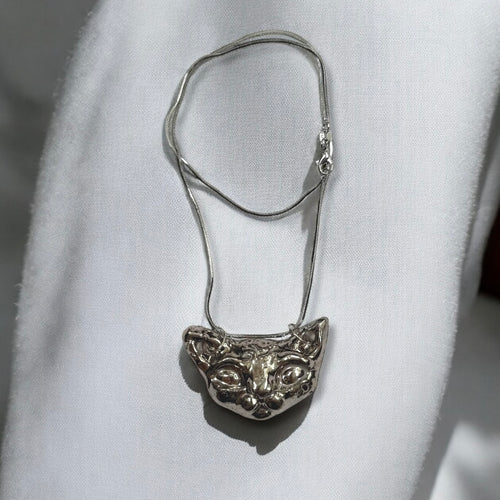 Handgeformte Keramikkette mit Sphinxkatzen-Anhänger von GMCB, 3-fach gebrannt, erhältlich mit Perlmutt-Effekt oder 18k Titanglasur, Unikatschmuck mit ca. 50 cm Kettenlänge.