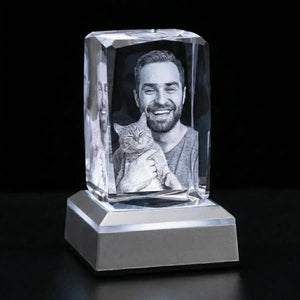 2.5D Kristall-Relief einer glücklichen Frau: Detailreiche Portrait-Gravur in einem K9 Kristallglasblock mit plastischer Tiefe, handgefertigt bei Dreizack Wien.