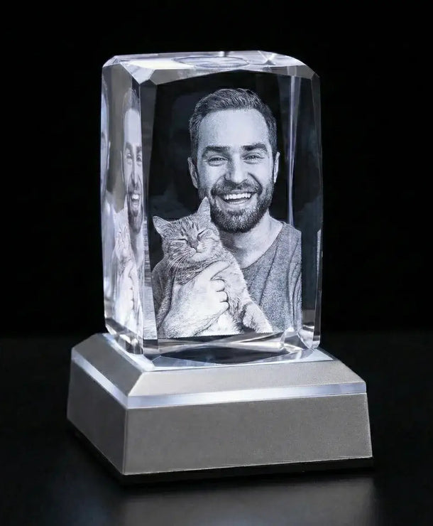 2.5D Kristall-Relief einer glücklichen Frau: Detailreiche Portrait-Gravur in einem K9 Kristallglasblock mit plastischer Tiefe, handgefertigt bei Dreizack Wien.