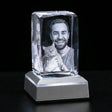 2.5D Kristall-Relief einer glücklichen Frau: Detailreiche Portrait-Gravur in einem K9 Kristallglasblock mit plastischer Tiefe, handgefertigt bei Dreizack Wien.