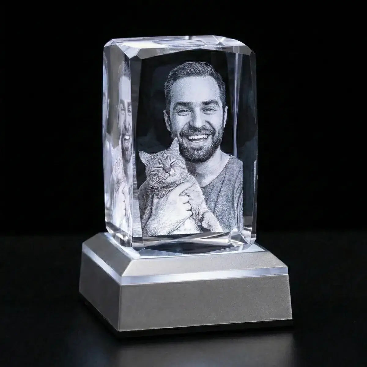 2.5D Kristall-Relief einer glücklichen Frau: Detailreiche Portrait-Gravur in einem K9 Kristallglasblock mit plastischer Tiefe, handgefertigt bei Dreizack Wien.