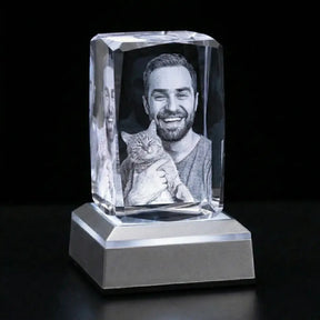2.5D Kristall-Relief einer glücklichen Frau: Detailreiche Portrait-Gravur in einem K9 Kristallglasblock mit plastischer Tiefe, handgefertigt bei Dreizack Wien.