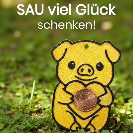 Ein glänzendes, gold-schwarzes 3D-Druck Schweinchen als Glücksbringer, das eine 1-Cent-Münze hält.