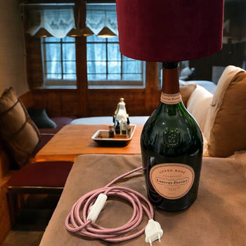 "Designeria Wien Tischlampen – Hochwertige Tischlampen aus recycelten Gin-, Whiskey- und Vodkaflaschen. Farbliche Harmonie, CE-geprüft, inkl. Glühbirne. Maße: 45 cm hoch, 16 cm tief. Dreizack Wien. Champagner Flaschenlampe