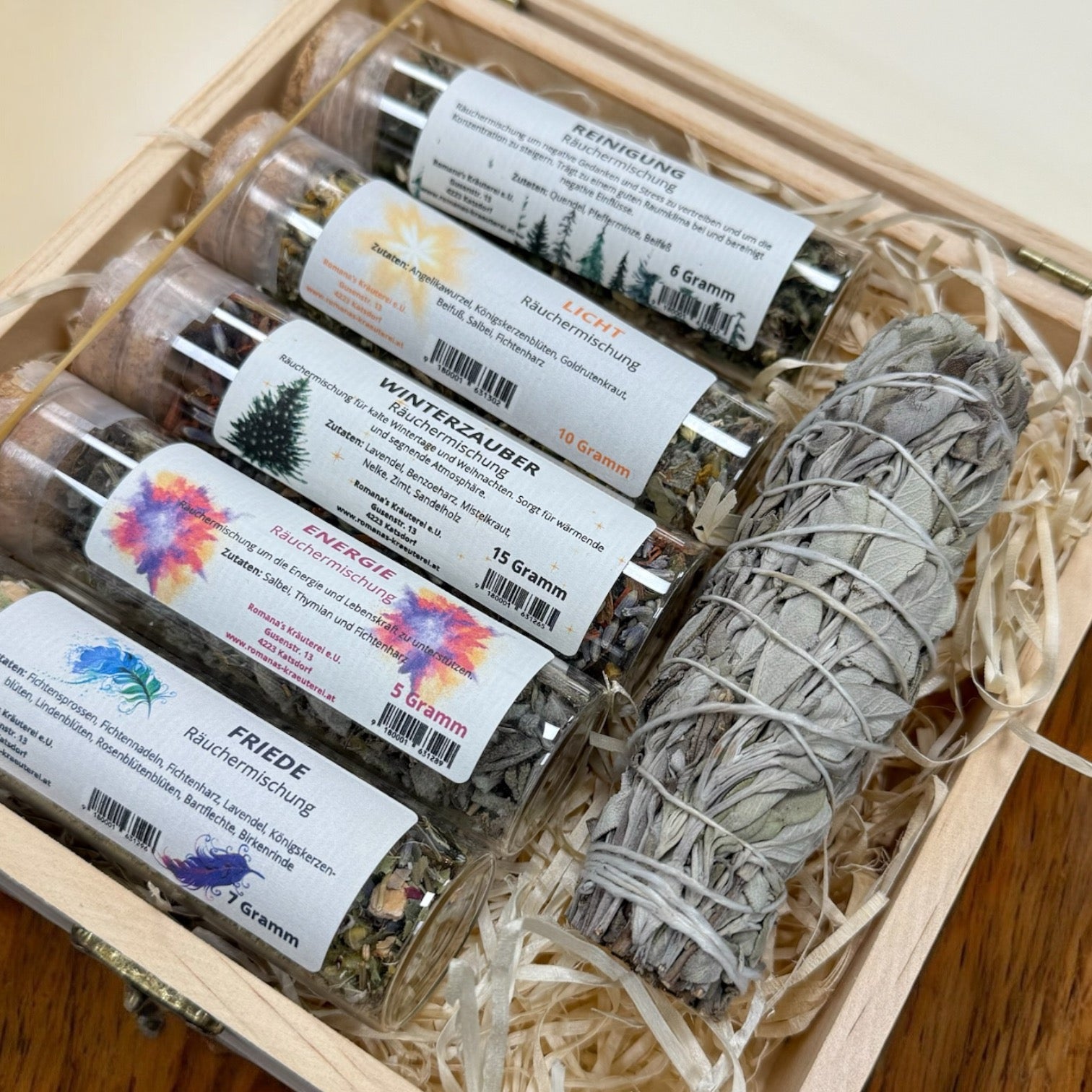Räucherbox von Romana's Kräuterei mit 5 Räuchermischungen (z. B. Reinigung, Licht, Winterzauber), Bündel Räucherwerk und wiederverwendbarer Holzbox mit Gravur.