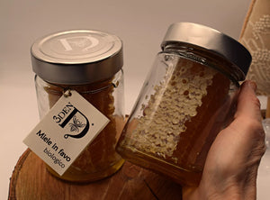 Ganze Honigwabe im Glas von Edenbee, biologisch geerntet in der Alta Langa