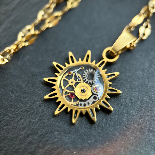 WatchThis „Sol“ handgemachte Halskette – Sonnenförmiger Anhänger aus alten Uhren, 18k vergoldet oder Silber mit Edelstahl. Kettenlänge 44 cm, Anhängergröße 2 cm. Dreizack Wien.