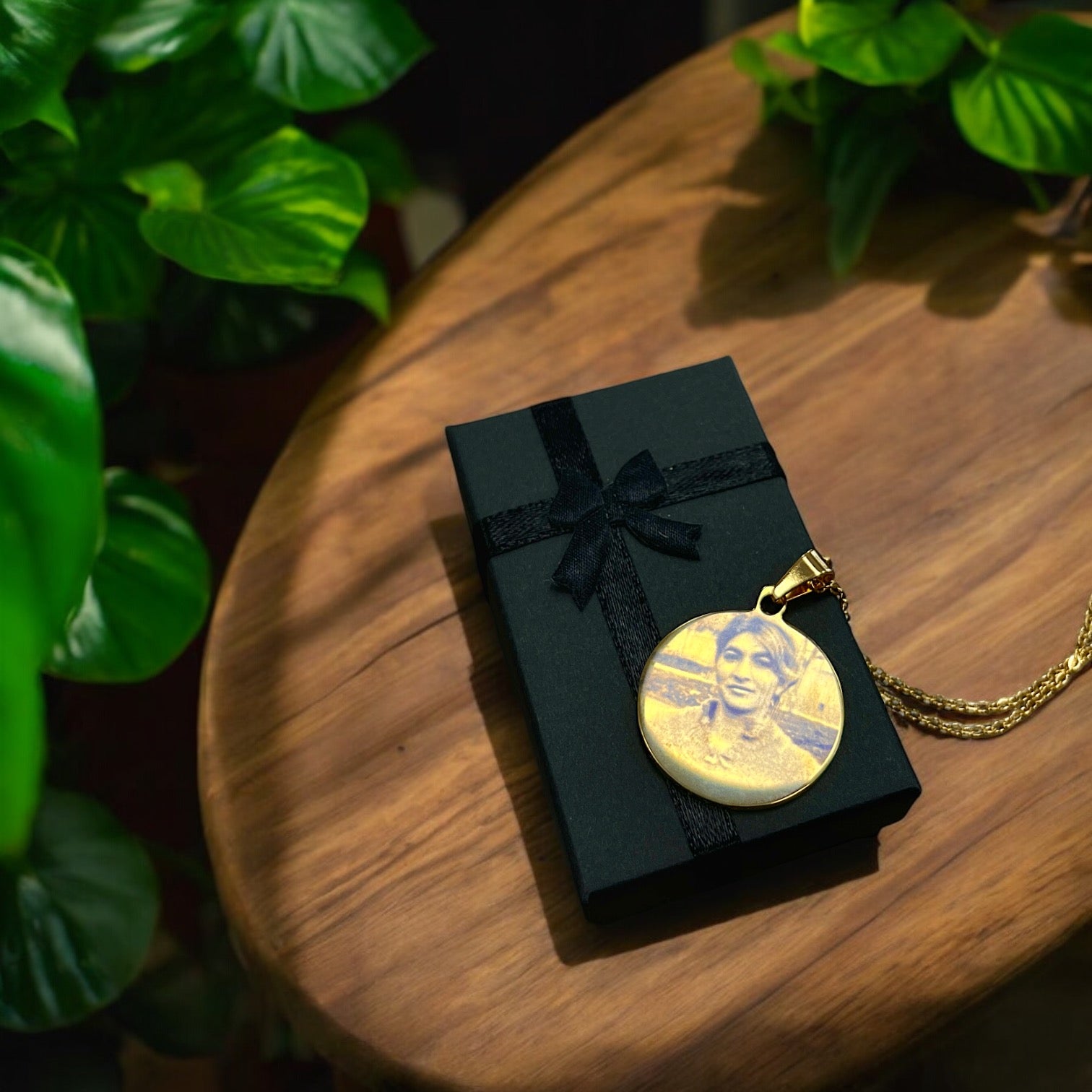 Runde Fotogravur-Halskette aus Premium Edelstahl, Kettenlänge 50 cm, Anhänger 30 mm, personalisierbar mit Fotogravur, Bild wird aufbereitet und zugeschnitten, ideal als Geschenk oder persönliches Andenken.