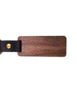 Personalisierter Schlüsselanhänger aus Holz mit Lederlasche (hellbraun oder dunkelbraun), individuell gravierbar, handgefertigtes Geschenk aus Wien, ideales Accessoire für Schlüsselbund, nachhaltig & robust.