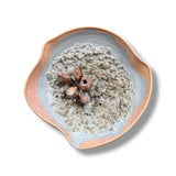 Handgefertigter Räucherstäbchenhalter mit kristallinen Strukturen von Geza Baranyai. Geodenartige Keramikkunst mit Platz für ein Räucherstäbchen, Höhe ca. 5-6 cm, Durchmesser ca. 10 cm bei Dreizack Wien