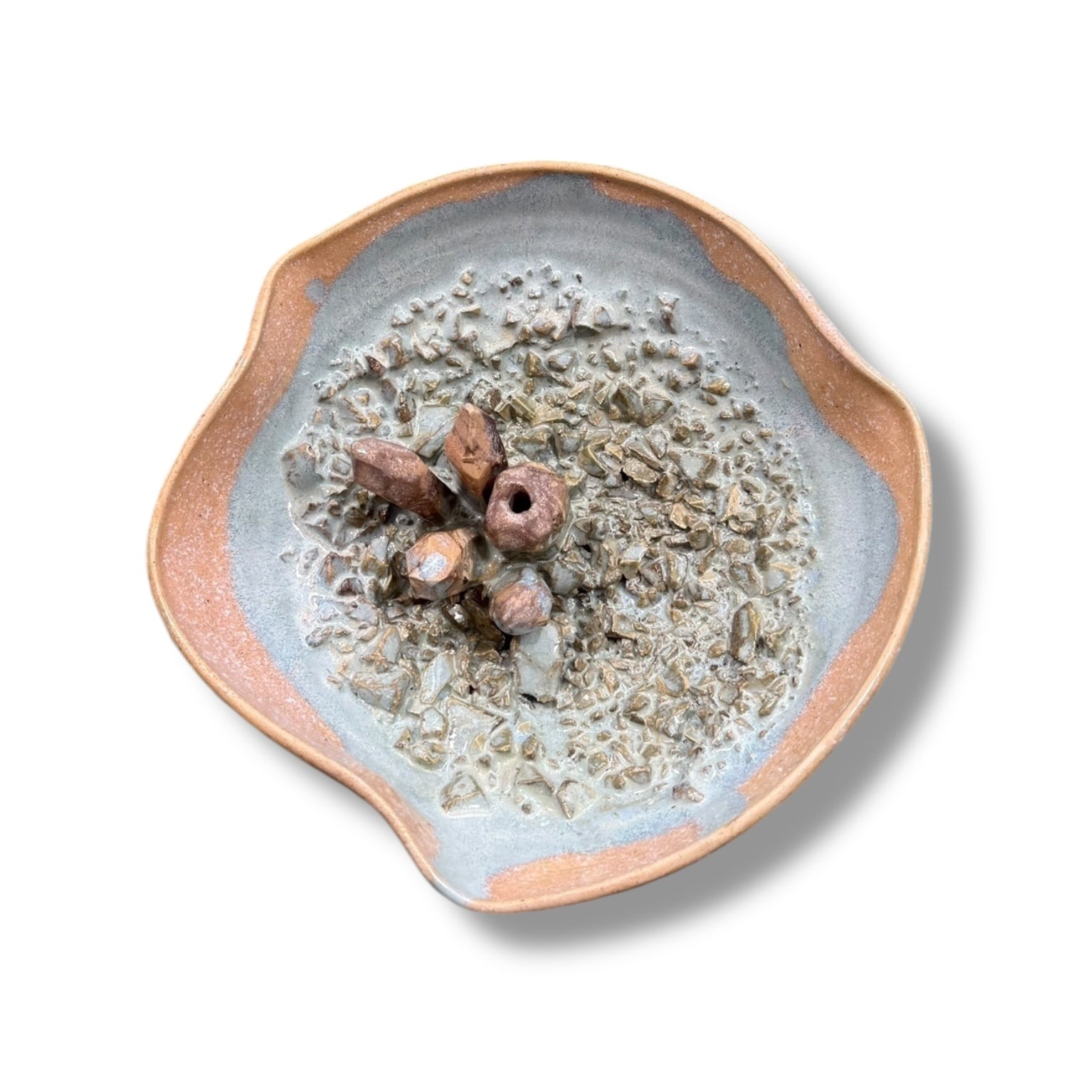 Handgefertigter Räucherstäbchenhalter mit kristallinen Strukturen von Geza Baranyai. Geodenartige Keramikkunst mit Platz für ein Räucherstäbchen, Höhe ca. 5-6 cm, Durchmesser ca. 10 cm bei Dreizack Wien