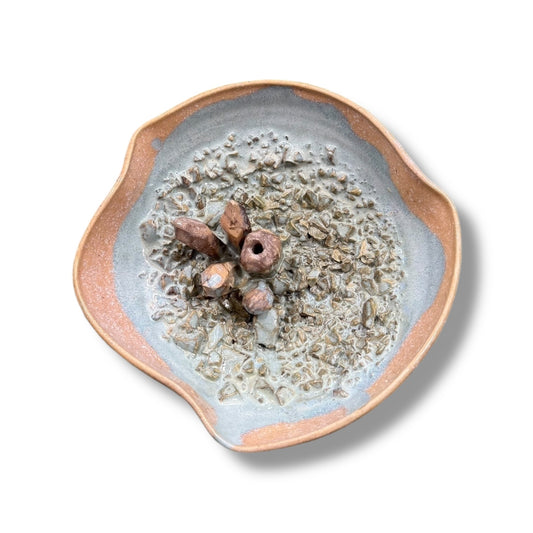 Handgefertigter Räucherstäbchenhalter mit kristallinen Strukturen von Geza Baranyai. Geodenartige Keramikkunst mit Platz für ein Räucherstäbchen, Höhe ca. 5-6 cm, Durchmesser ca. 10 cm bei Dreizack Wien
