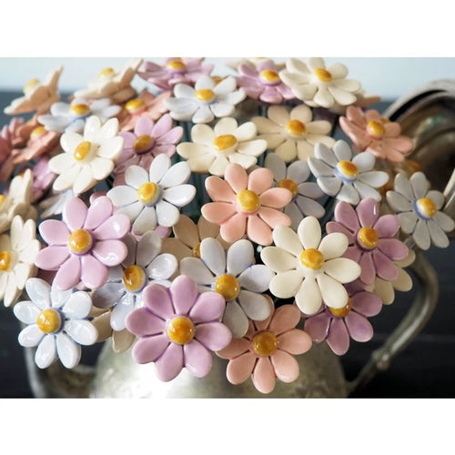 Keramik Gänseblümchen hellblau klein in Wien – handgemachte wetterfeste Keramikblume auf Metallstiel, Department-M