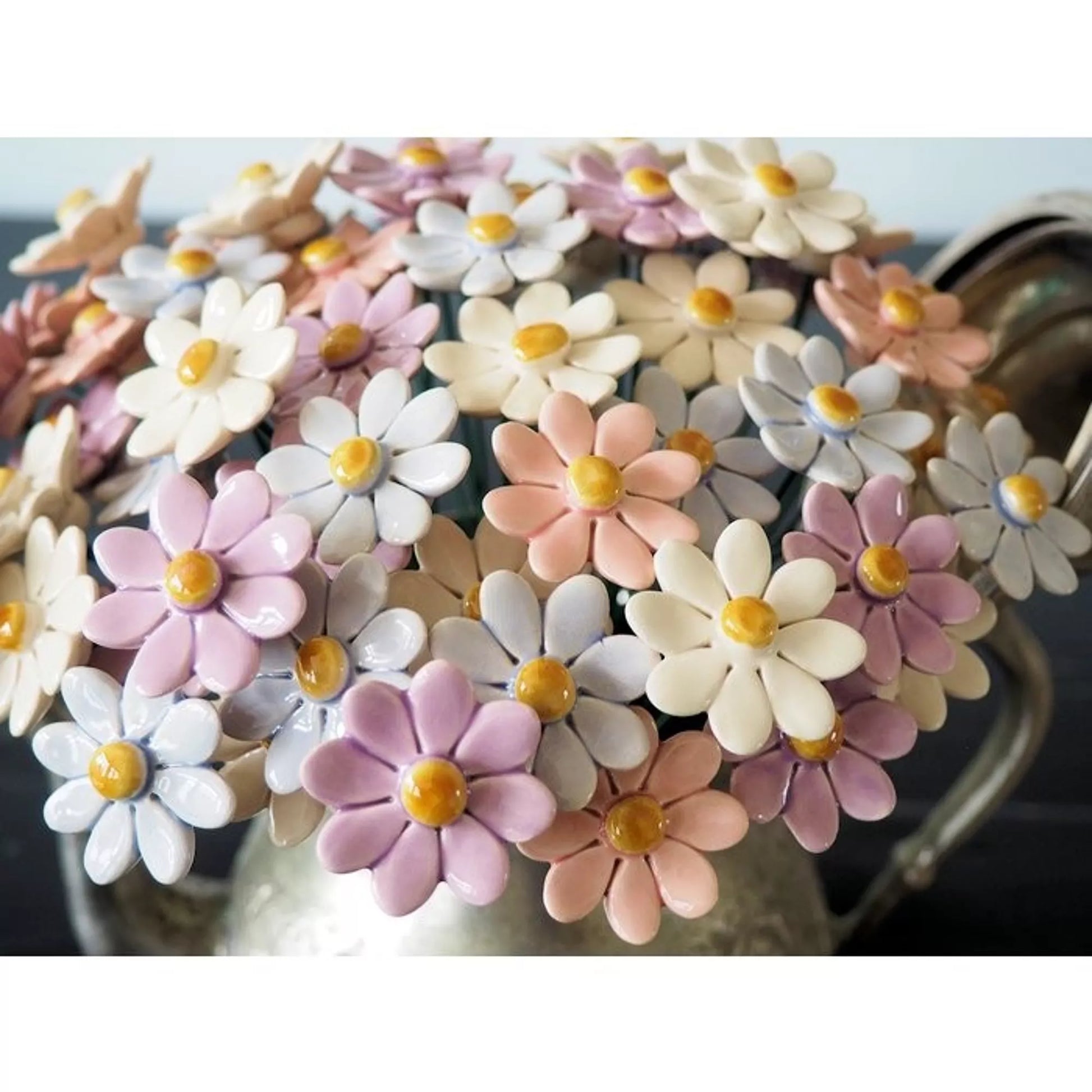 Keramik Gänseblümchen hellblau klein in Wien – handgemachte wetterfeste Keramikblume auf Metallstiel, Department-M