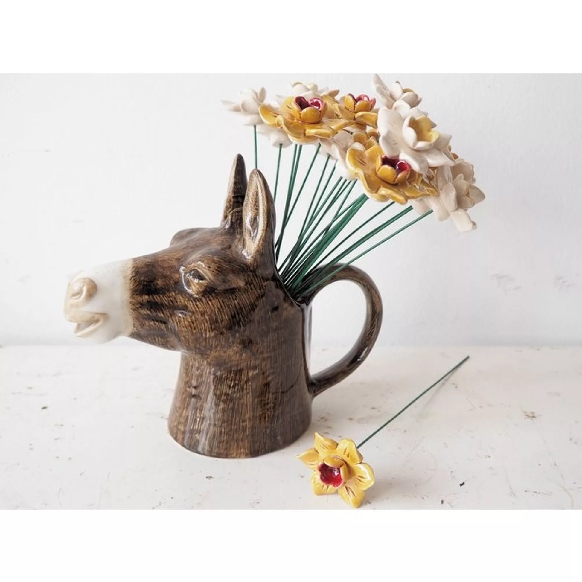 Keramik Narzissenblüte weiß gelb auf Metallstiel – handgemachte Frühlingsdeko 4,5 cm