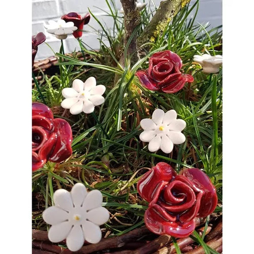 Keramikrose rot – handgemachte rote Rosenblüte aus Keramik, wetterfest, 22 cm