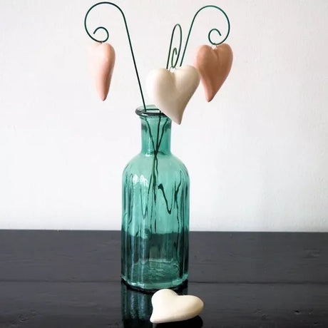 Weißes Keramik Herz auf grünem Stiel in wien  – handgemachte Garten Deko, wetterfest, 44 cm