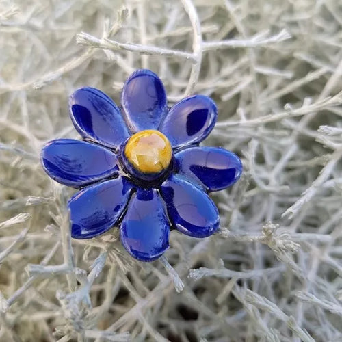 Keramik Gänseblümchen blau klein in Wien – handgemachte wetterfeste Keramikblume auf Metallstiel, Department-M