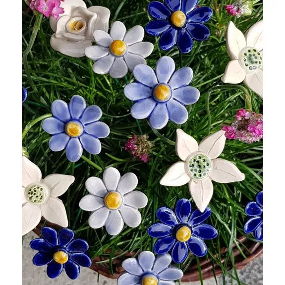 Keramik Gänseblümchen blau klein in Wien – handgemachte wetterfeste Keramikblume auf Metallstiel, Department-M