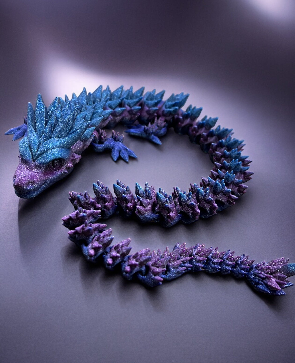 Flexibler 3D-gedruckter Drachen in kristallinem Design, 60 cm lang, beweglich, in Wien aus umweltfreundlichem PLA hergestellt – ideal für Kinder, Sammler und Fantasy-Liebhaber
