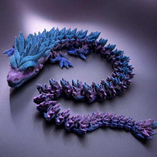 Flexibler 3D-gedruckter Drachen in kristallinem Design, 60 cm lang, beweglich, in Wien aus umweltfreundlichem PLA hergestellt – ideal für Kinder, Sammler und Fantasy-Liebhaber