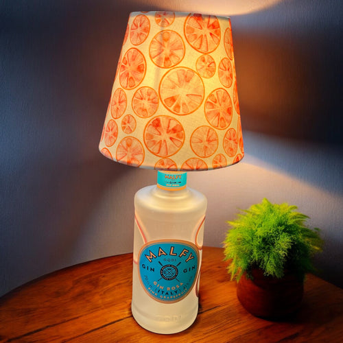 Malfy Gin Rosa Tischlampe – Aus einer wiederverwendeten Ginflasche gefertigt, mit fruchtigem Lampenschirm und Textilkabel. Nachhaltige und einzigartige Dekoration für dein Zuhause.