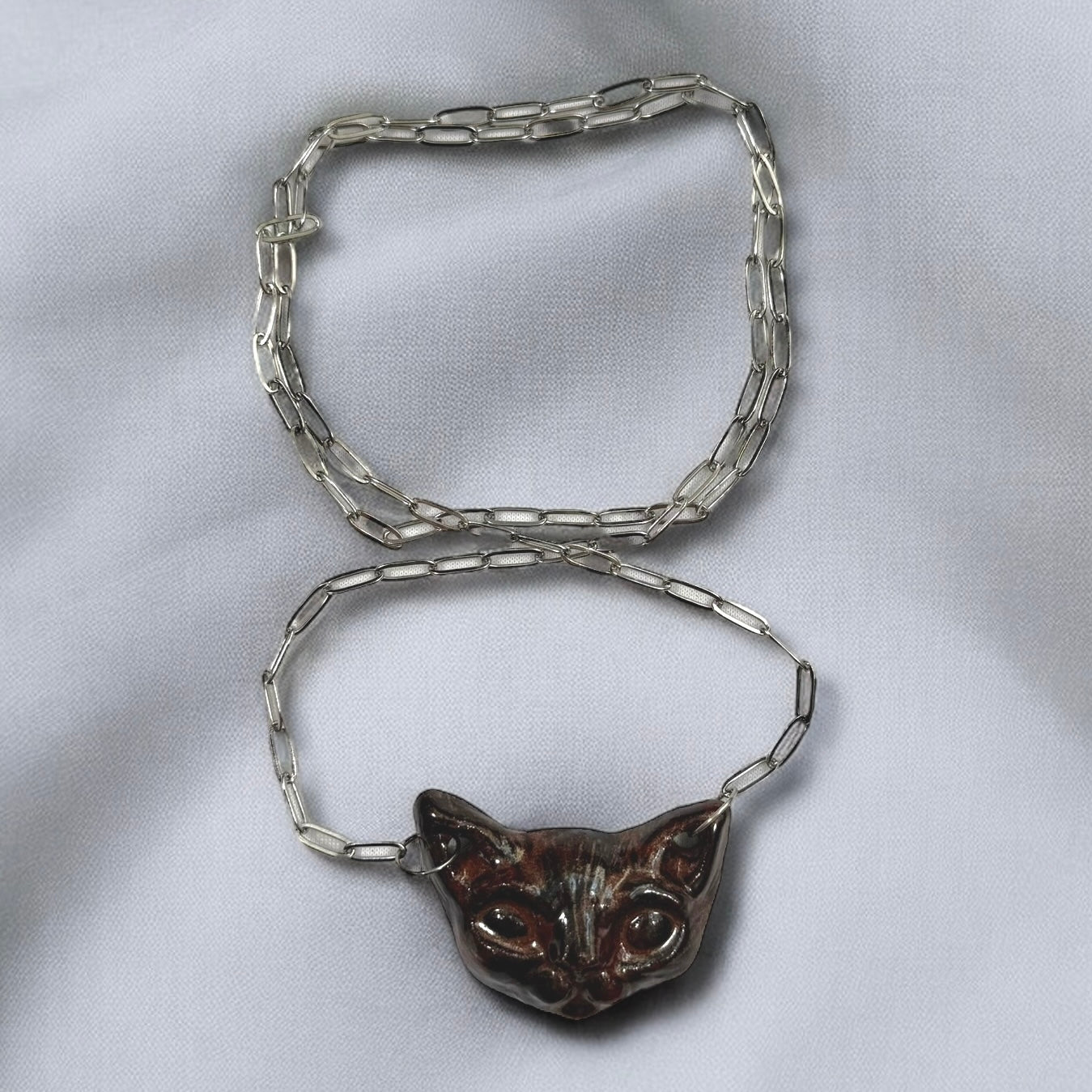 Handgeformte Keramikkette mit Sphinxkatzen-Anhänger von GMCB, 3-fach gebrannt, erhältlich mit Perlmutt-Effekt oder 18k Titanglasur, Unikatschmuck mit ca. 50 cm Kettenlänge.