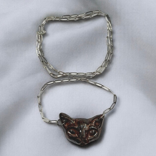 Handgeformte Keramikkette mit Sphinxkatzen-Anhänger von GMCB, 3-fach gebrannt, erhältlich mit Perlmutt-Effekt oder 18k Titanglasur, Unikatschmuck mit ca. 50 cm Kettenlänge.