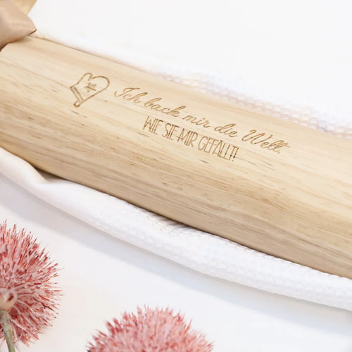 Personalisierte Teigrolle aus Holz – graviertes Nudelholz mit Namen, Geschenk für Hobbybäcker, handmade by Christine.Kreativ.Design, Dreizack Wien