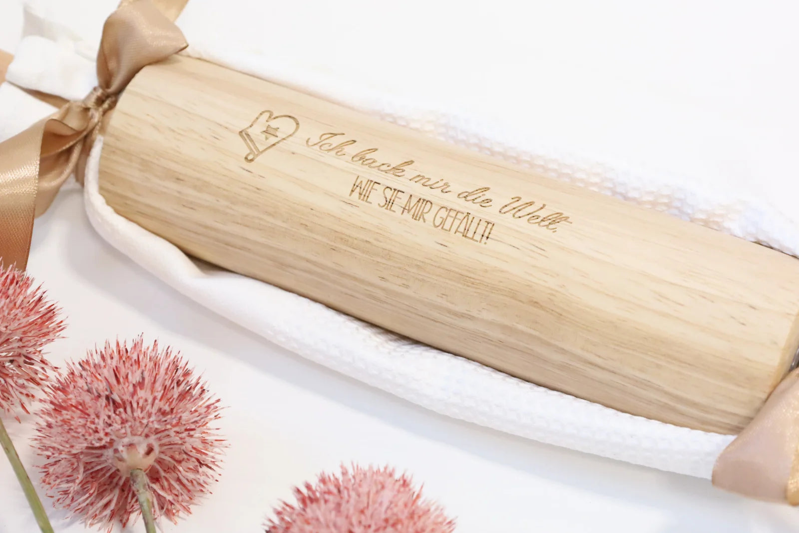 Personalisierte Teigrolle aus Holz – graviertes Nudelholz mit Namen, Geschenk für Hobbybäcker, handmade by Christine.Kreativ.Design, Dreizack Wien