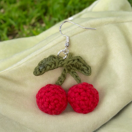 Gehäkelte Ohrringe von Nette Dinge in Motiven Kirschen Motiv, aus allergikerfreundlichem Silber und Baumwollgarn, handgemacht in Österreich, ca. 2–5 cm groß