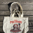 „Tokyo Poo Divers“ Tote Bag von Heldbergs Games, aus 16-Unzen-Baumwolle. Maße 32 x 33 x 16 cm, mit Magnetverschluss und Innentasche. Freches Design für urbane Legenden.