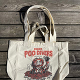 „Tokyo Poo Divers“ Tote Bag von Heldbergs Games, aus 16-Unzen-Baumwolle. Maße 32 x 33 x 16 cm, mit Magnetverschluss und Innentasche. Freches Design für urbane Legenden.
