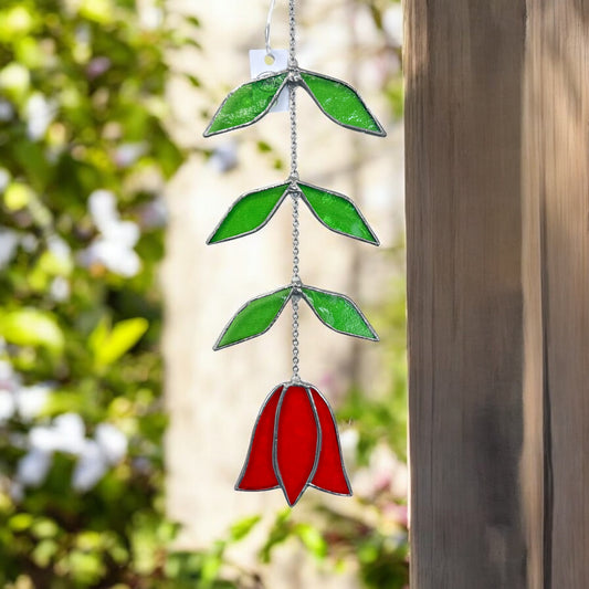 Tulpe, Handgemachte Glasdeko von Magpie Castle, Tiffany-Technik, Naturmotive wie Monstera, Pilze & Blumen, zum Aufhängen oder als Pflanzenstecker, kunstvolle Glaskunst aus Österreich.